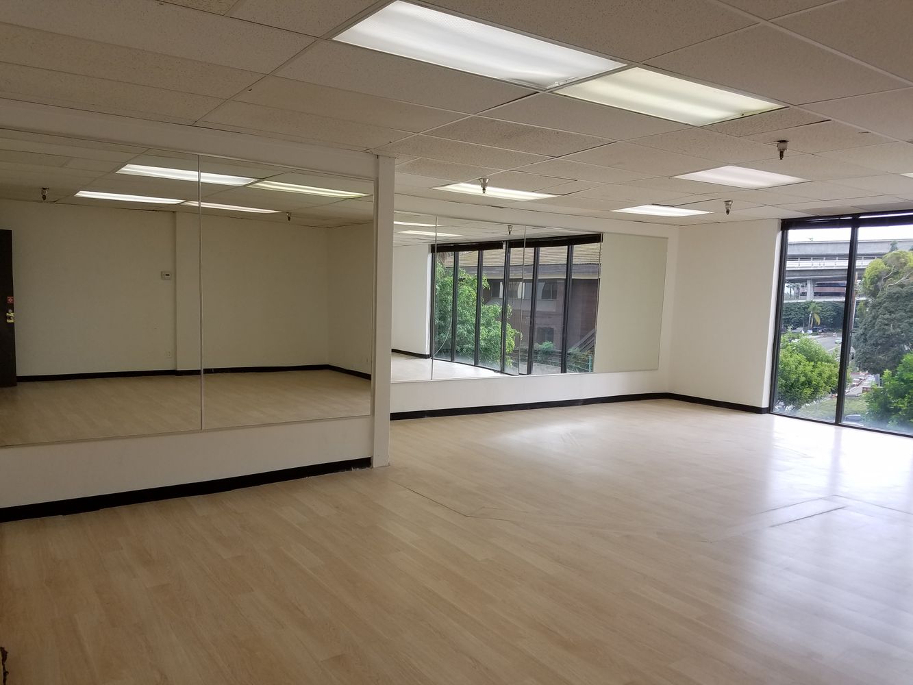 GOOD LOOKING OFFICE, NEW WOOD FLOORING. EASY LEASE